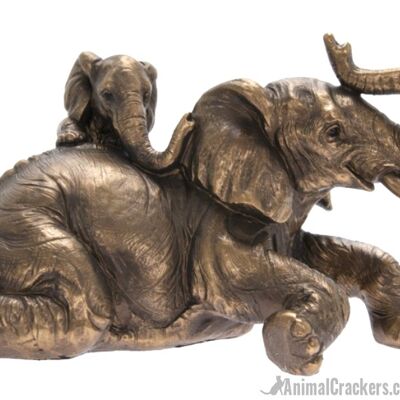 Éléphant Leonardo effet bronze avec bébé veau sur le dos, dans une boîte cadeau Leonardo Gold de qualité