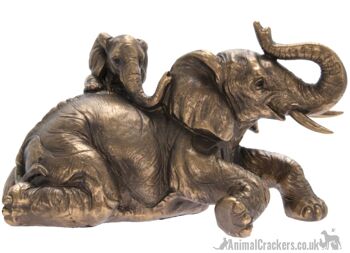 Éléphant Leonardo effet bronze avec bébé veau sur le dos, dans une boîte cadeau Leonardo Gold de qualité