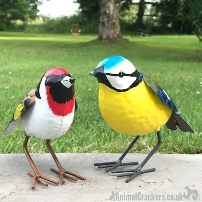 CONJUNTO DE 2 adornos de pájaros de jardín de metal más grandes que la vida (1 Blue Tit + 1 Goldfinch) en hermosos colores brillantes