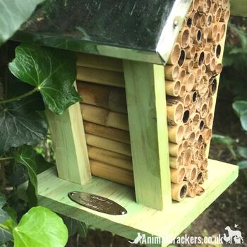 Nid d'abeille en bois épais avec pousses de bambou et toit en tôle, facile à accrocher, excellent cadeau pour les amoureux des abeilles et des insectes. 3