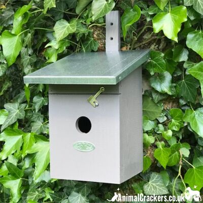 Nichoir Bird House conçu pour les mésanges charbonnières et les moineaux, et adapté pour d'autres petits oiseaux de jardin, bois gris épais avec toit en étain.
