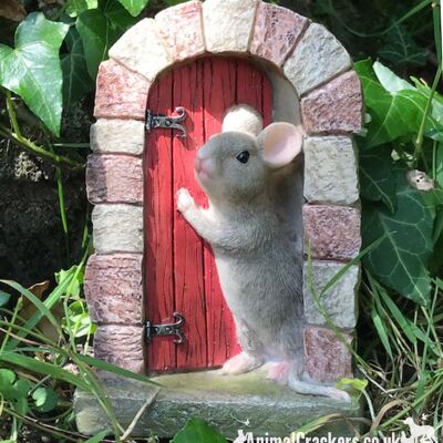 Souris mignonne dans l'embrasure de porte avec porte ROUGE, décoration d'ornement de porte de jardin féerique en résine lourde, cadeau d'amant de souris