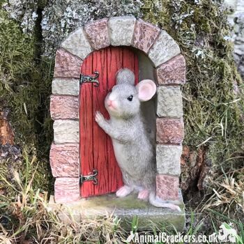 Souris mignonne dans l'embrasure de porte avec porte ROUGE, décoration d'ornement de porte de jardin féerique en résine lourde, cadeau d'amant de souris 3