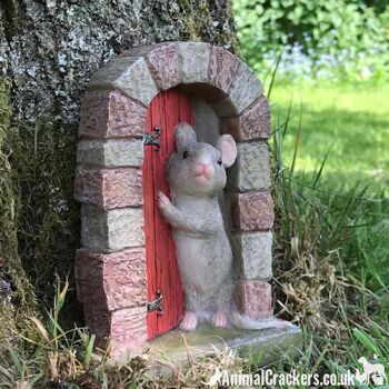 Souris mignonne dans l'embrasure de porte avec porte ROUGE, décoration d'ornement de porte de jardin féerique en résine lourde, cadeau d'amant de souris 4