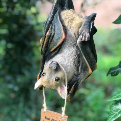 Großes, 30 cm großes, hängendes Fledermaus-Ornament mit abnehmbarem „Bat Man's Got Nothing On Me!“-Schriftzug. Schild, tolle Halloween-Dekoration oder Geschenk für Fledermausliebhaber