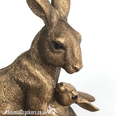 Große (25,5 cm hoch) Leonardo Reflections Bronzed Range Hase mit Baby-Ornamentfigur in Bronze-Optik in hochwertiger goldener Geschenkbox