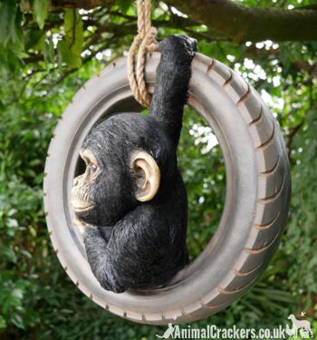 Chimpanzé se balançant sur une vieille balançoire de corde de pneu, décoration d'ornement de jardin d'arbre de nouveauté, cadeau d'amant de singe ou de singe 3