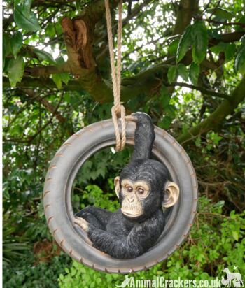 Chimpanzé se balançant sur une vieille balançoire de corde de pneu, décoration d'ornement de jardin d'arbre de nouveauté, cadeau d'amant de singe ou de singe 4