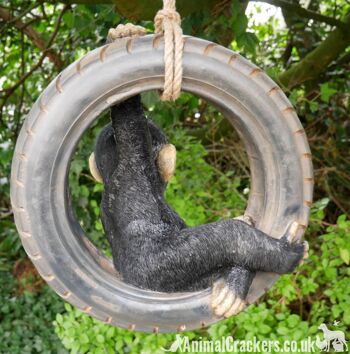 Chimpanzé se balançant sur une vieille balançoire de corde de pneu, décoration d'ornement de jardin d'arbre de nouveauté, cadeau d'amant de singe ou de singe 5
