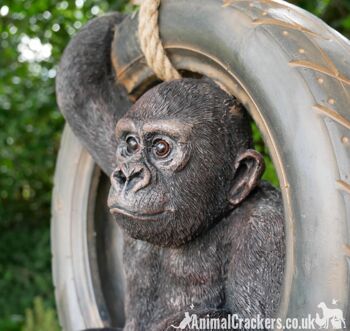 Gorille se balançant sur une vieille balançoire de corde de pneu, décoration d'ornement de jardin d'arbre de nouveauté, cadeau d'amant de singe ou de singe 2