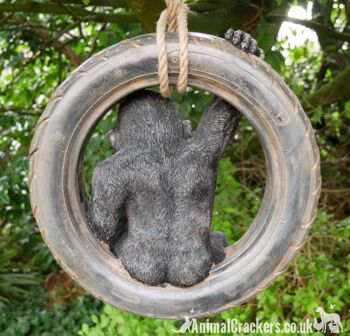 Gorille se balançant sur une vieille balançoire de corde de pneu, décoration d'ornement de jardin d'arbre de nouveauté, cadeau d'amant de singe ou de singe 4