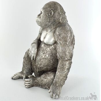 Ornement de gorille assis effet argent antique 3