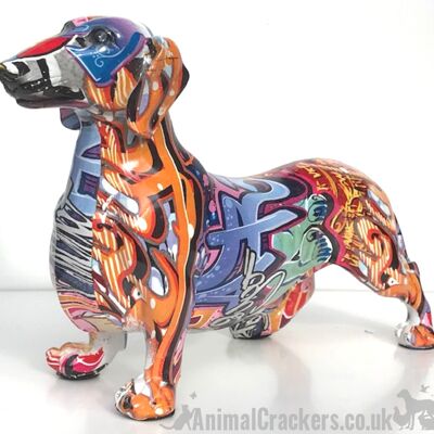 Figurine d'ornement 'Sausage Dog' de teckel debout aux couleurs vives de l'art du graffiti