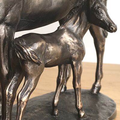 Adorno de yegua y potro en bronce fundido en frío, de David Geenty