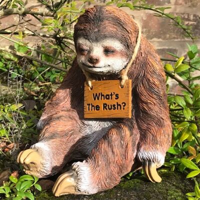 Stacy Sloth verschlafene Faultier-Ornamentfigur mit „What's The Rush? Schild