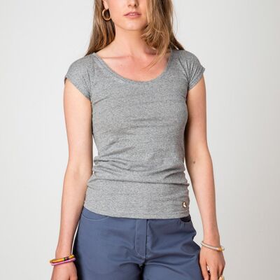 Camiseta gris con cuello redondo