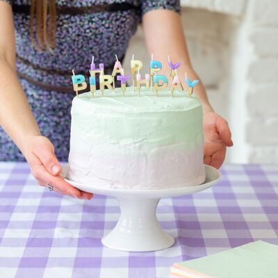 Candele pastello con lettera "Happy Birthday".