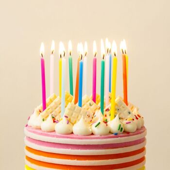 Longues bougies d'anniversaire aux couleurs de l'arc-en-ciel - Paquet de 16 3