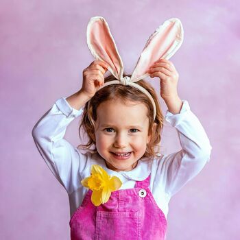 Tissu rose pour habiller les oreilles de lapin de Pâques 3