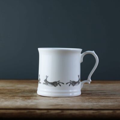 Esecuzione di boccale in porcellana fine bone china di lepre