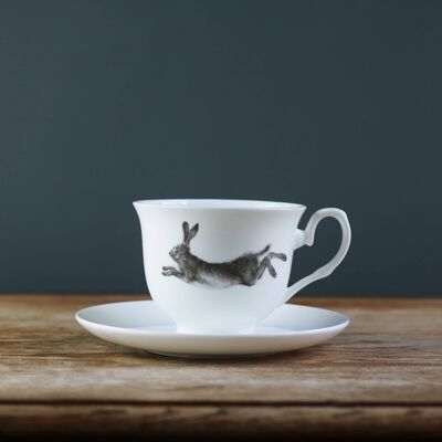 Tazza da tè e piattino in porcellana fine con lepre in esecuzione