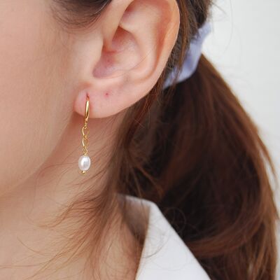 Boucles d'oreilles en argent sterling avec perles.