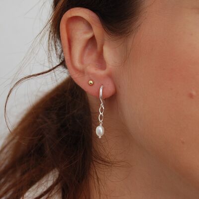 Orecchini in argento sterling con perle.