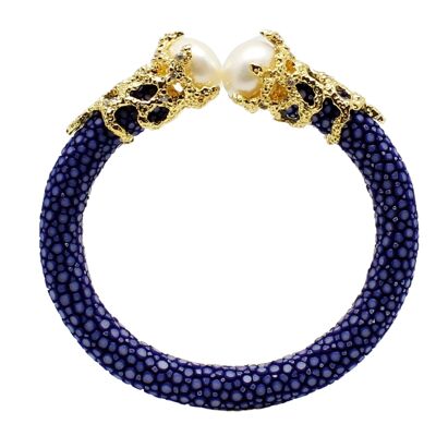 Perlenarmband in königsblauem Galuchat mit Perlen