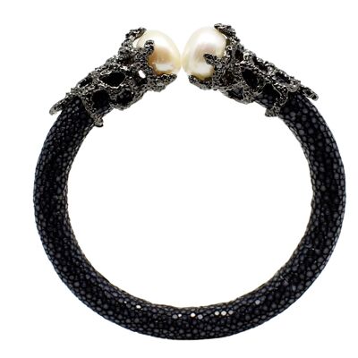 Pearl bracelet in black Galuchat with pearls