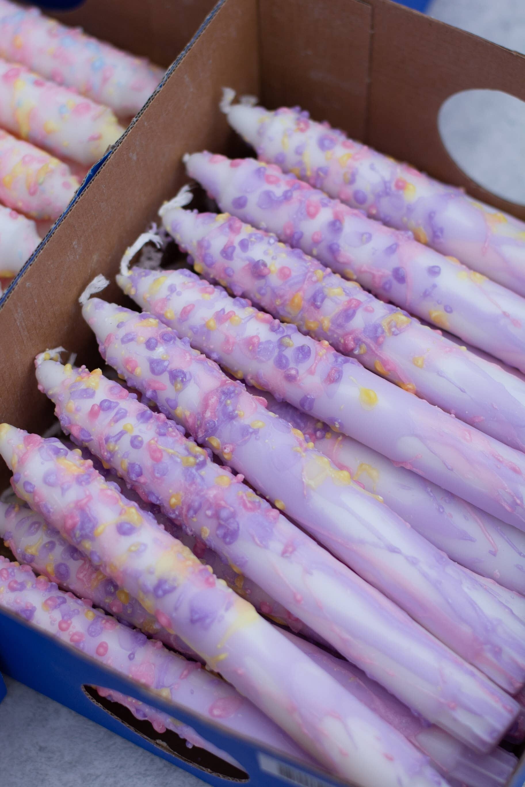 Spitzkerzen - lila Konfettitropfen