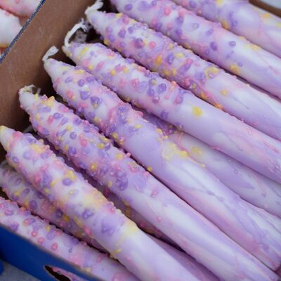 Bougies coniques - gouttes de confettis violets