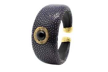 Bracelet large en Galuchat noir avec onyx noir 1