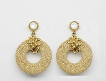 Boucles d'oreilles Galuchat beige avec nacre 1