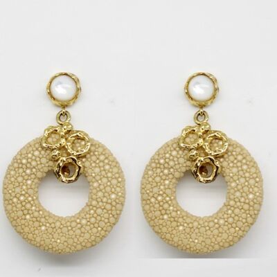 Beige Galuchat earrings with mother-of-pearl