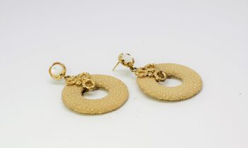 Boucles d'oreilles Galuchat beige avec nacre 2