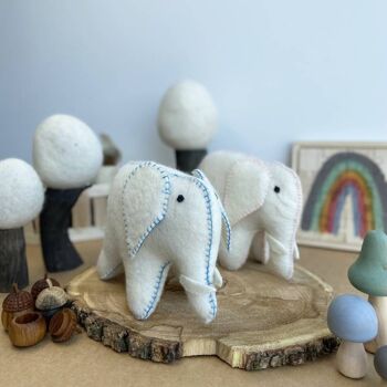 Éléphant blanc et bleu en laine feutrée - PAPOOSE TOYS 2