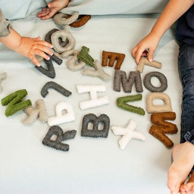 Alphabet en laine feutrée - les majuscules - PAPOOSE TOYS