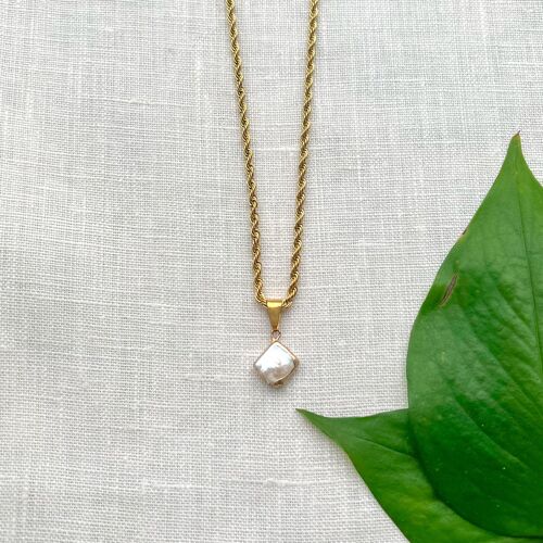 The twist with diamond pearl pendant