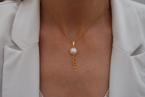 Sterling silver necklace with pearl.