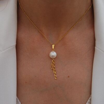 Sterling silver necklace with pearl.