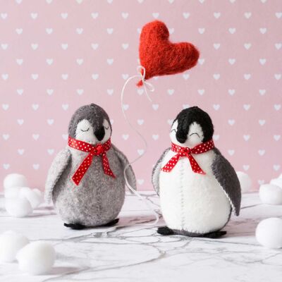 Tarjeta de felicitación de amor de pingüinos