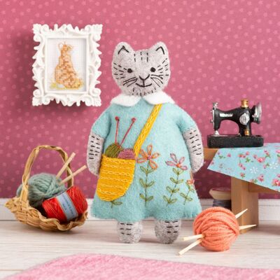 Mrs. Cat Loves Knitting Felt Craft Mini Kit