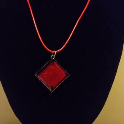 Collier losange rouge