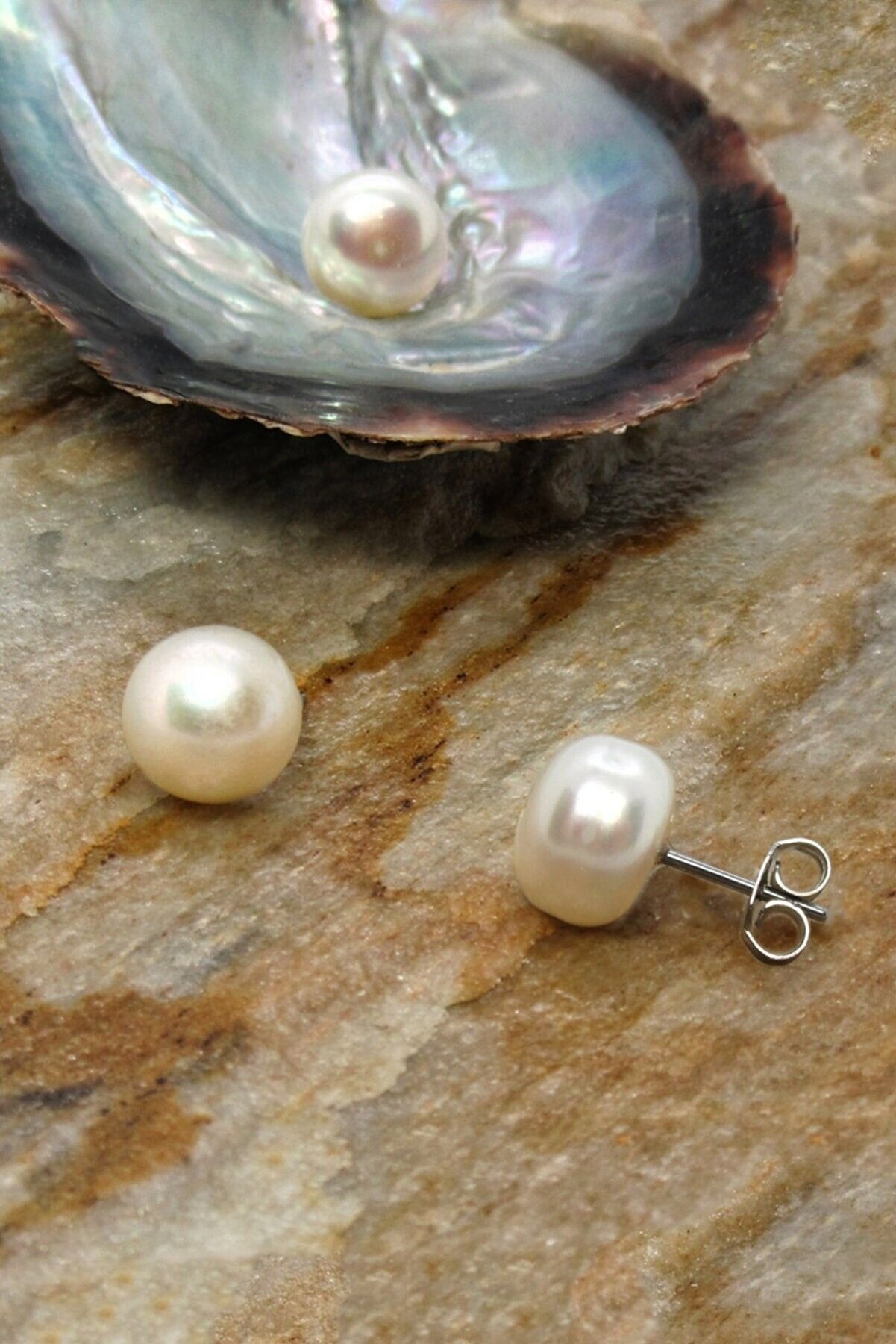 Orecchino a bottone con perla naturale in argento sterling