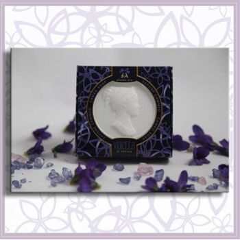 Sujet de savon. Violette de Parme camée blanc 100 gr 1