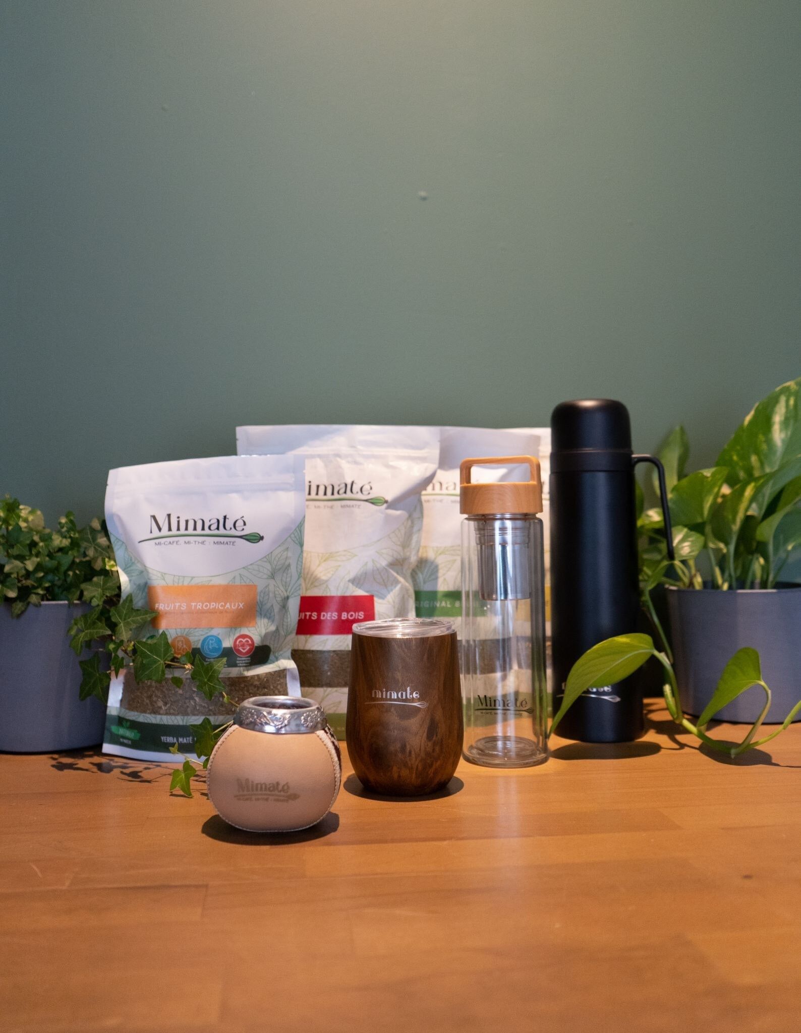 Mate-Set – 5 x 250 g Apfel-Birne, tropische Früchte, Waldfrüchte und Bio-Original + 6 traditionelle Kalebassen + 3 schwarze Kalebassen aus Edelstahl + 3 Kalebassen aus Edelstahl mit Holzimitat + 3 Aufgussflaschen + 2 Thermoskannen (1 Marmor / 1 Schwarz)