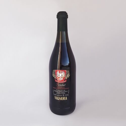 MPF BRICHET, vino rosso chiaro di gusto leggermente dolce e con naturali bollicine che creano la spuma profumata di frutti rossi. Bassa gradazione alcolica, solo 6° vol.