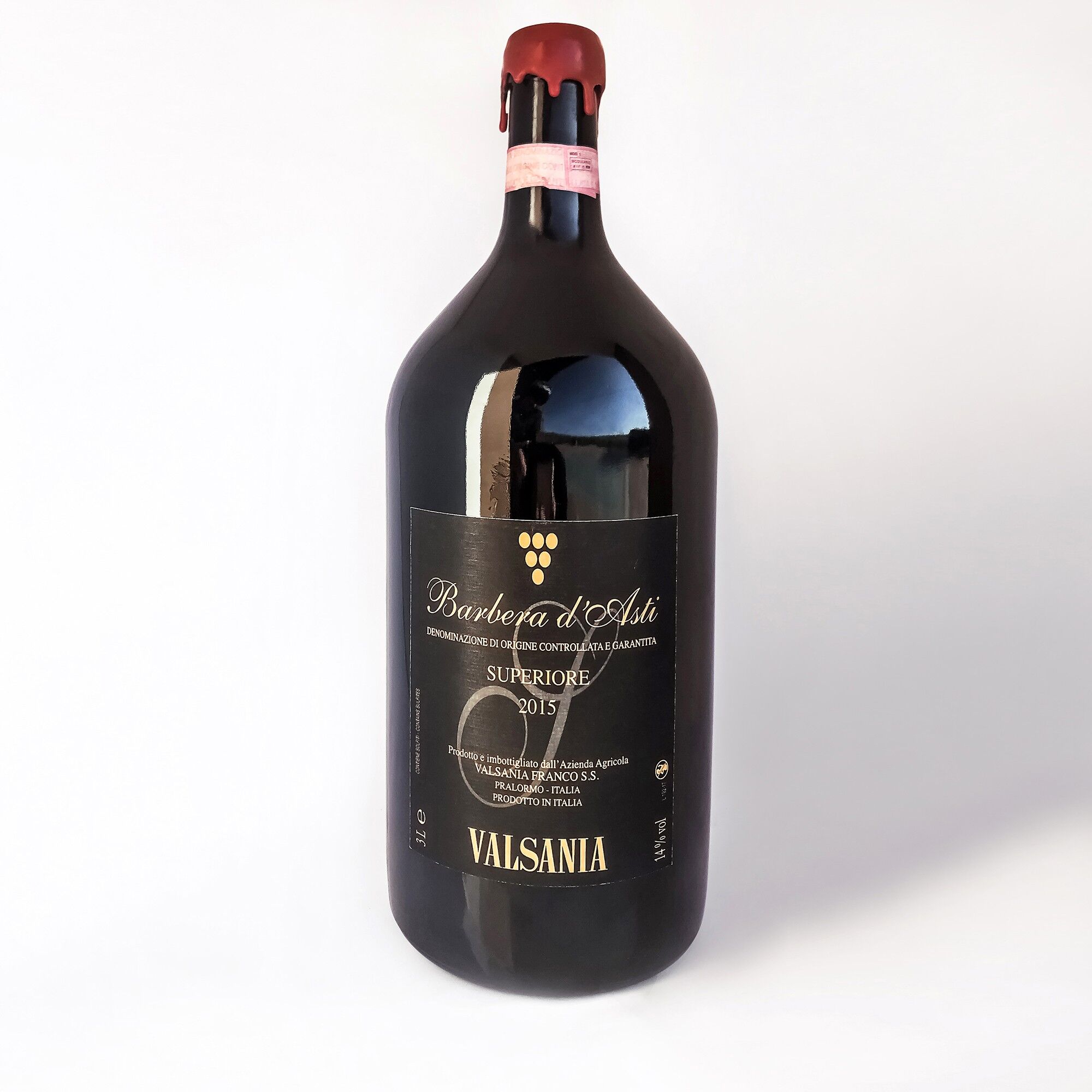BARBERA D'ASTI SUPERIORE DOCG 3L, Vino tinto seco.   Crianza de al menos 18 meses en barrica de roble. Aroma a frutos del bosque, agradable al paladar con su pleno sabor a uva.