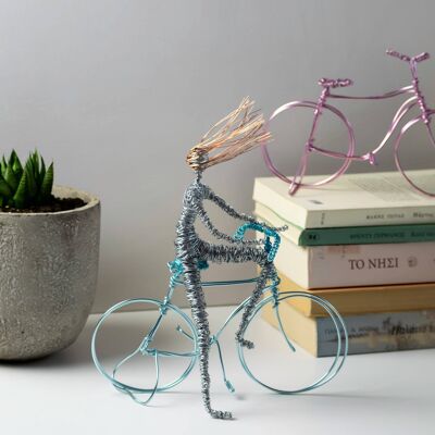 Bicyclette avec sculpture en fil de cycliste