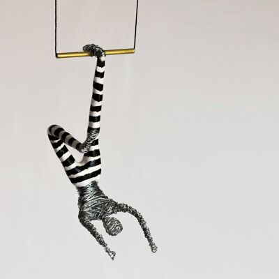Scultura di arte moderna dell'acrobata del circo, decorazione della scultura